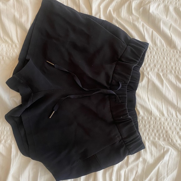 Lululemon On the Fly Mid-Rise Black Shorts Size 4 Drawstring - Picture 5 of 6